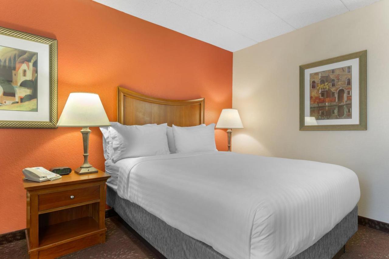 Holiday Inn Express Chicago-Downers Grove By Ihg Экстерьер фото