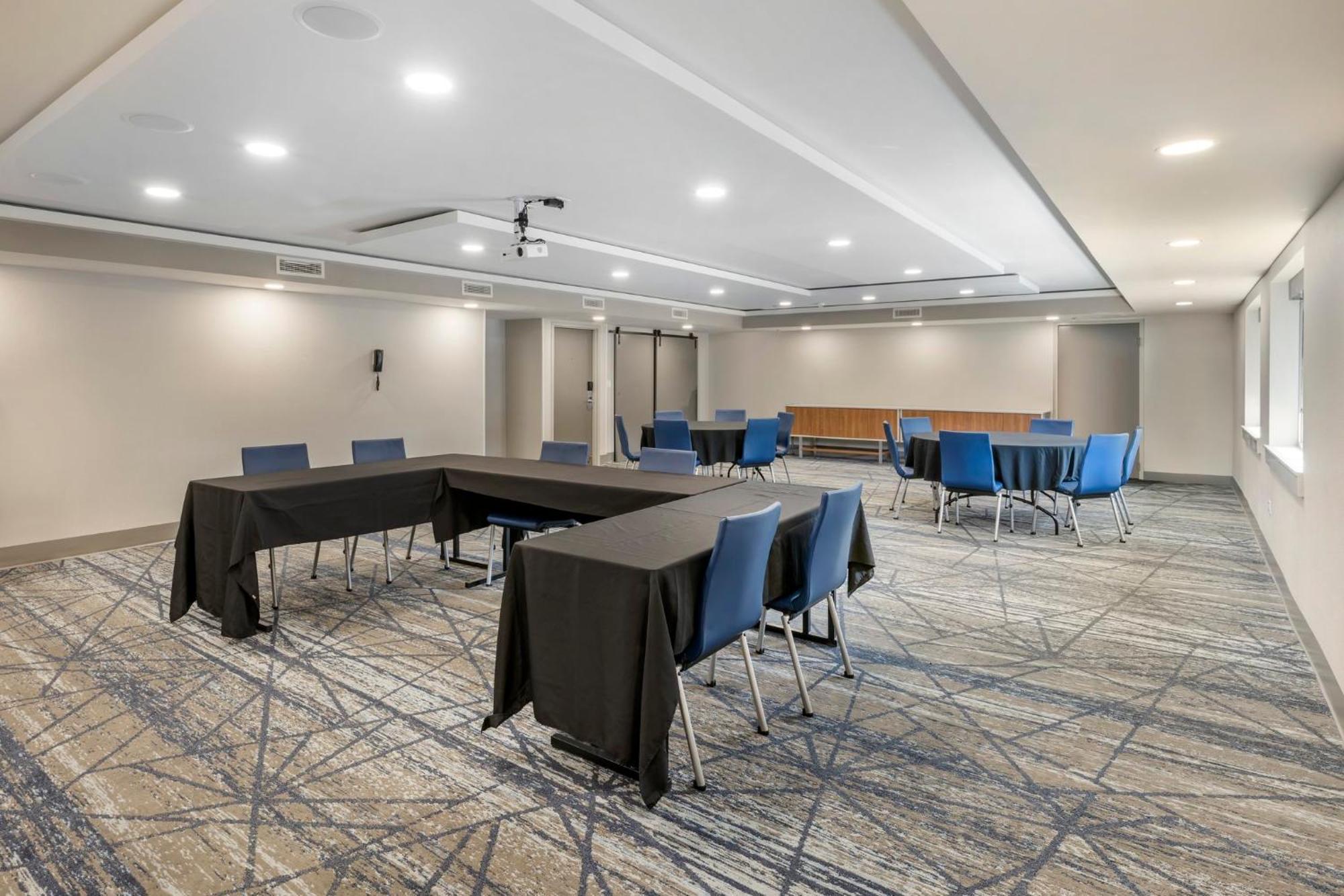 Holiday Inn Express Chicago-Downers Grove By Ihg Экстерьер фото
